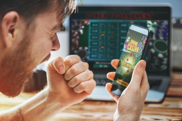 Antarmuka pandawa4d menampilkan pasar olahraga, tabel kasino langsung, dan permainan slot di aplikasi mobile